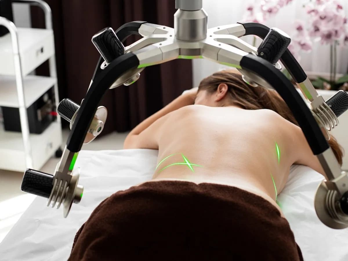 Přístrojové formování postavy ultrazvukovou kavitací